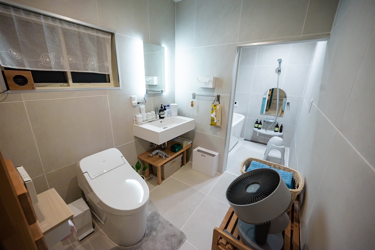 バス・洗面台・トイレは、白とグレーで統一しており、清潔な空間となっております。