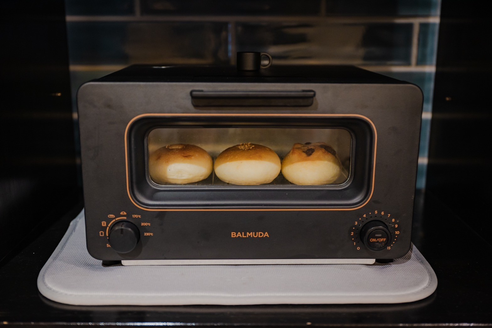朝食は、地元のパンをバルミューダトースターで焼いてみてはいかがですか？